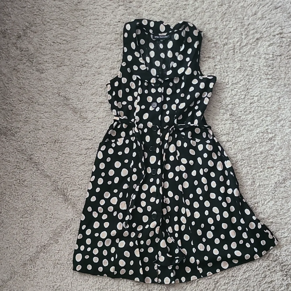 Black With White Polka Dot Sleeveless Women's Dress With Pockets! - Picture 3 of 6